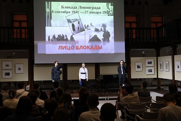 В Плесе открылась выставка легендарного фотолетописца войны